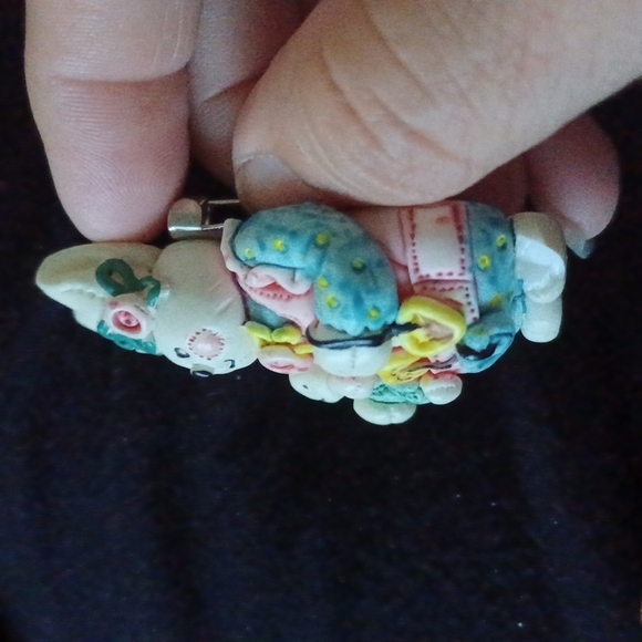 Easter Pin Resin Holiday Spring Bunnies Brooch Vintage Costume  - Picture 3 of 4